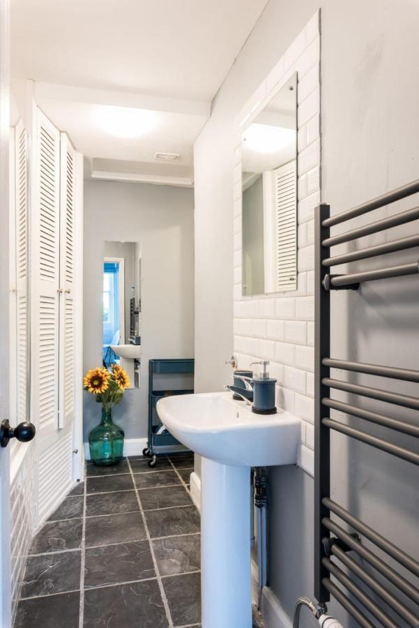 Bright 1 Bedroom Flat Minutes From The And Trains